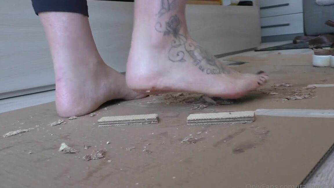 Italian Girlfriend Nicknamed Italiangirlfriend 07 14 2022 Onlyfans Video Wafers Inshoe And Wafers Outside The Shoes P