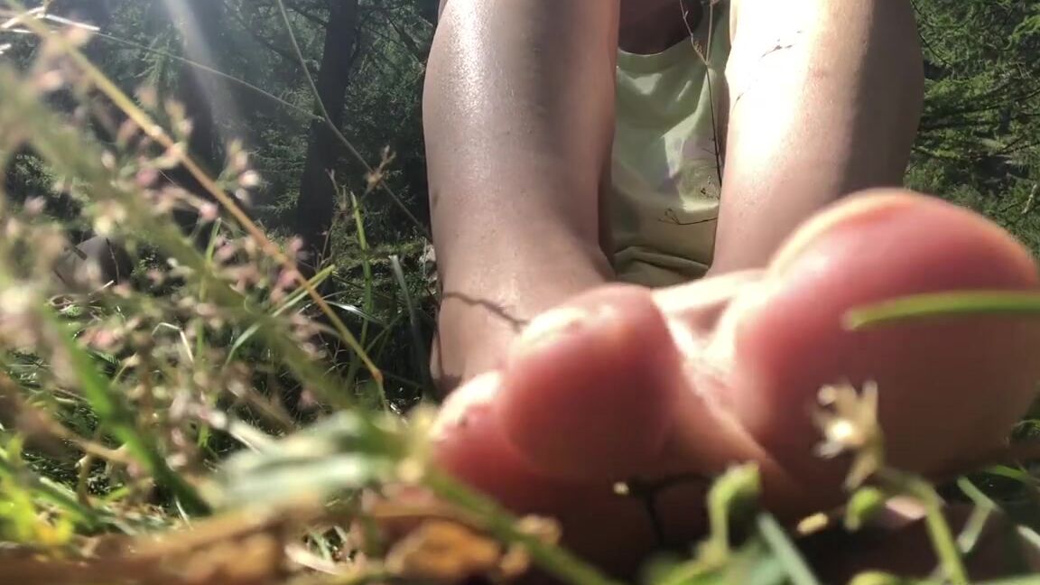 Giantess Elixs Nicknamed Giantesselixs 08 22 2021 Onlyfans Video An Unaware Giantess Just Relaxing Outside