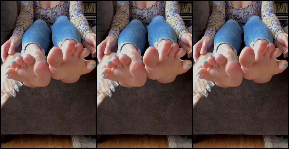 Toe Luxx Nicknamed Toeluxx 04 26 2022 Onlyfans Video Removing Sandals Toe Wiggles Amp Soles