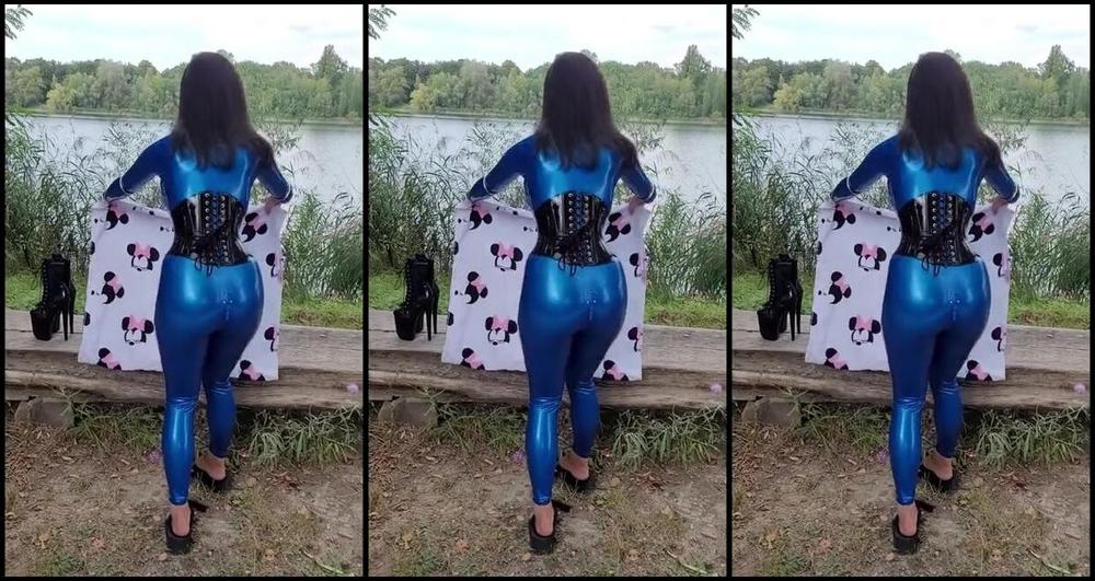Sophie X Elodie Nicknamed Sophie X Elodie 01 03 2025 Onlyfans Video Draussen In Meinem Blauen Latexcatsuit Und Latexkorsett Unterwegs