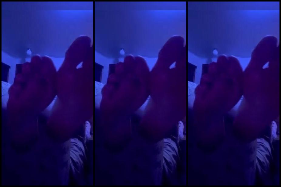 Gaptoothgirl Nicknamed Gaptoothgirl 11 02 2024 Onlyfans Video Enjoy My Sweaty Smelly Feet By The Fire Place