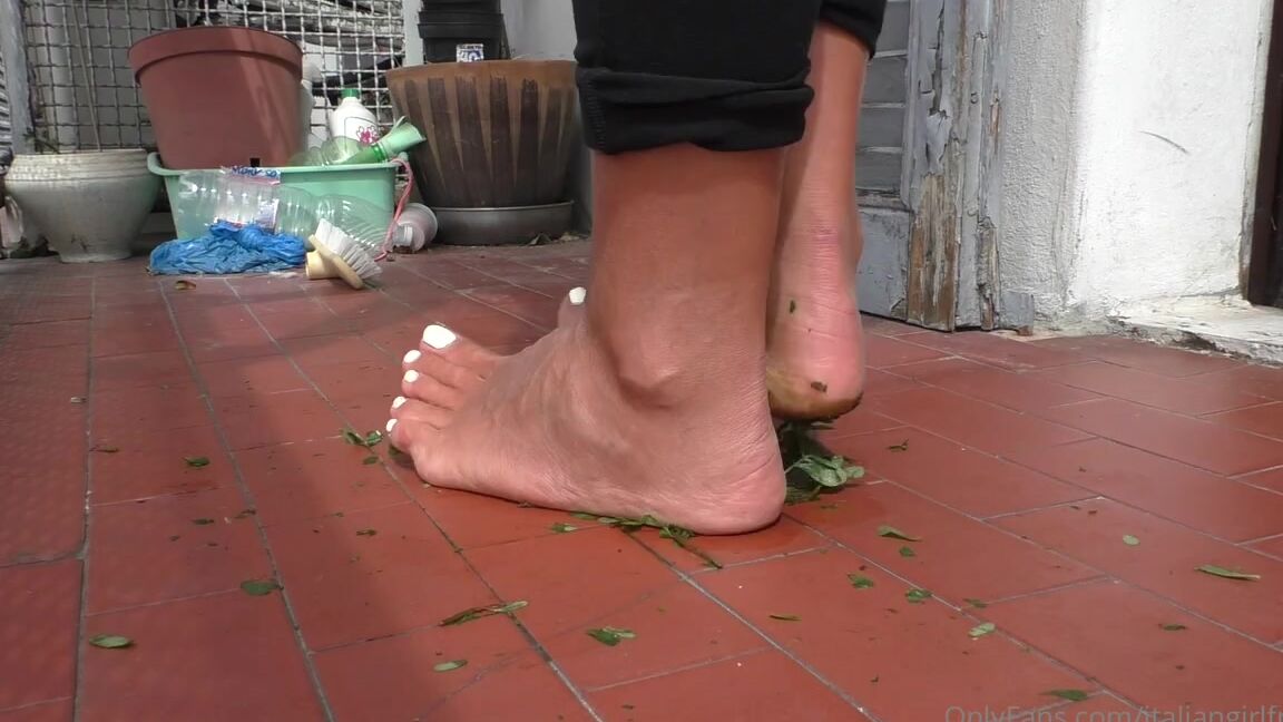 Italian Girlfriend Nicknamed Italiangirlfriend 07 19 2022 Onlyfans Video Grass Plants Under My Tanned Feet