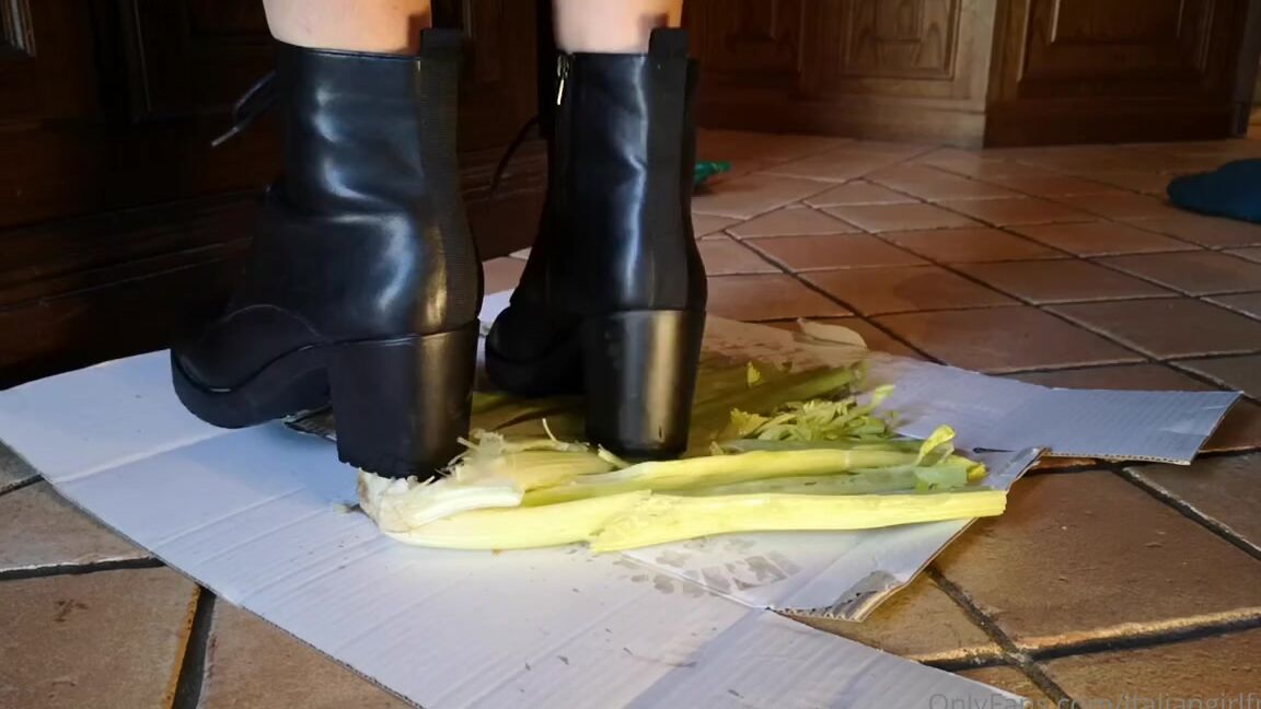 Italian Girlfriend Nicknamed Italiangirlfriend 07 13 2022 Onlyfans Video Ankle Boots Smash Celery X2