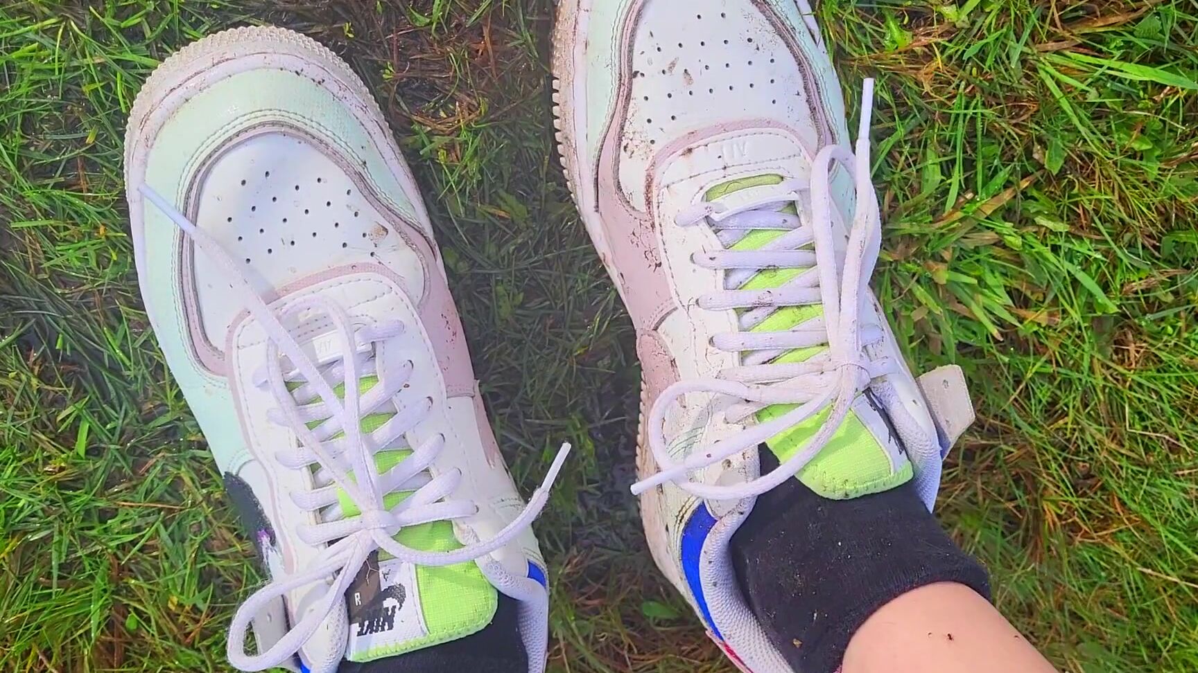 "Goddess Vanessa" outdoors, shoe & boot worship, shoe fetish, sneaker fetish, dirty shoe Muddying AF1 Sneakers manyvids