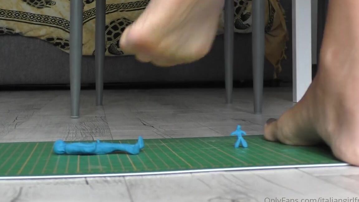 Italian Girlfriend Nicknamed Italiangirlfriend 08 30 2022 Onlyfans Video Poor Tiny Clay Mans