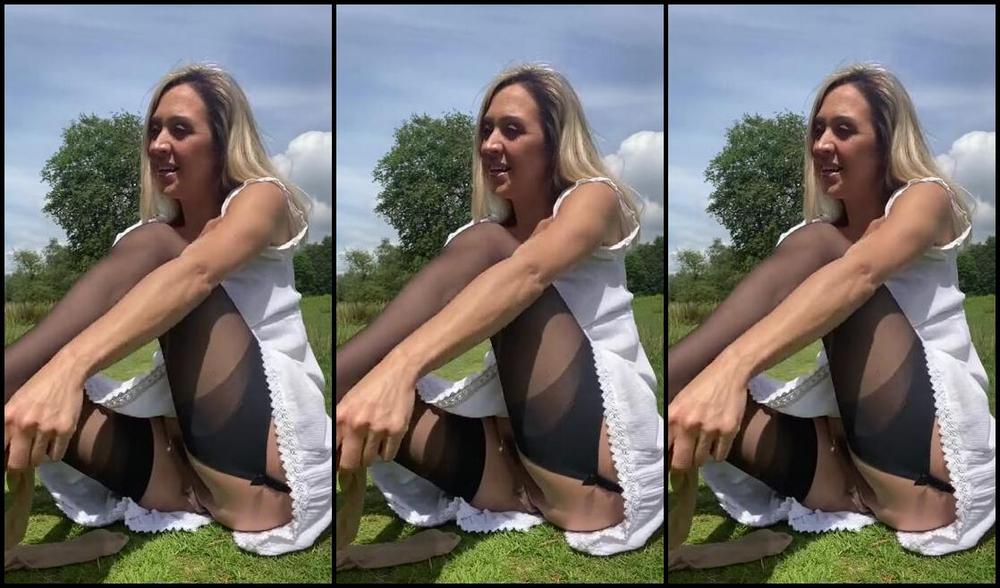 Peachy Samantha Nicknamed Peachysamantha Onlyfans Morning A Little Clip Of Me Getting Dressed Outside Layering Up Those Tights X