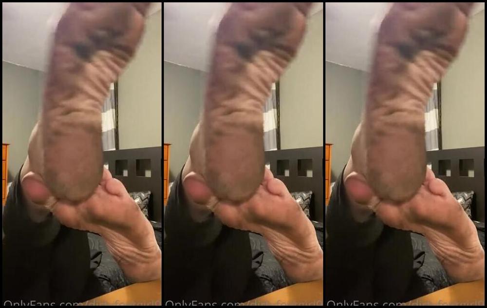 Findomfeetgirl Nicknamed Dirtyfeetgirl92 10 30 2021 Onlyfans Video Feet Propped On A Dresser