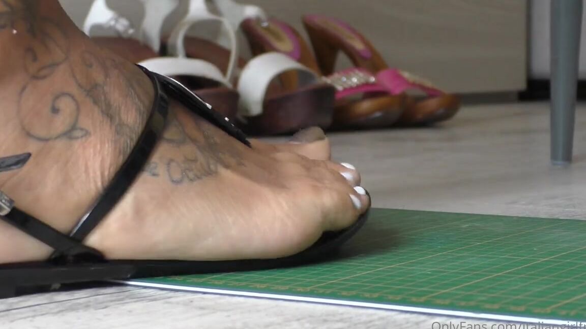 Italian Girlfriend Nicknamed Italiangirlfriend 08 31 2022 Onlyfans Video 6 Metal Cars 6 Shoes Wich One Is The Most Flattened Zbew