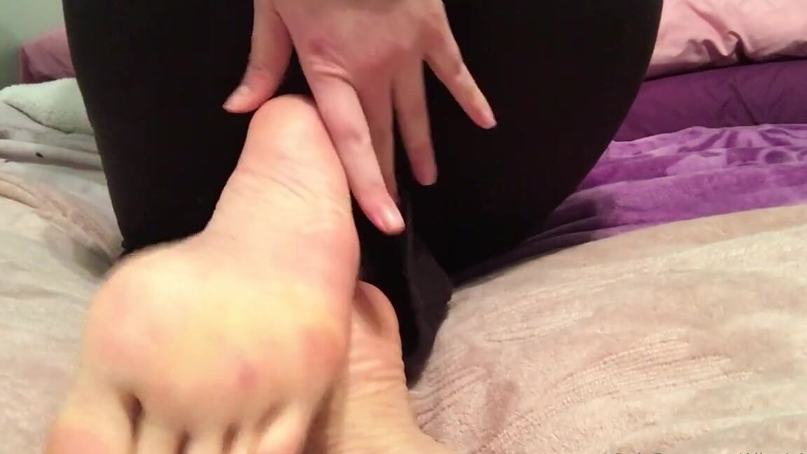 Alice Is More Nicknamed Aliceismore 11 27 2023 Onlyfans Video Soles On Bed With Me