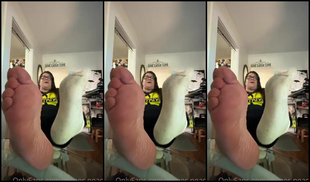 Georgia Peach Nicknamed Stoner Peach 05 29 2023 Onlyfans Video Super Sweaty Socks And Feet Post Workout