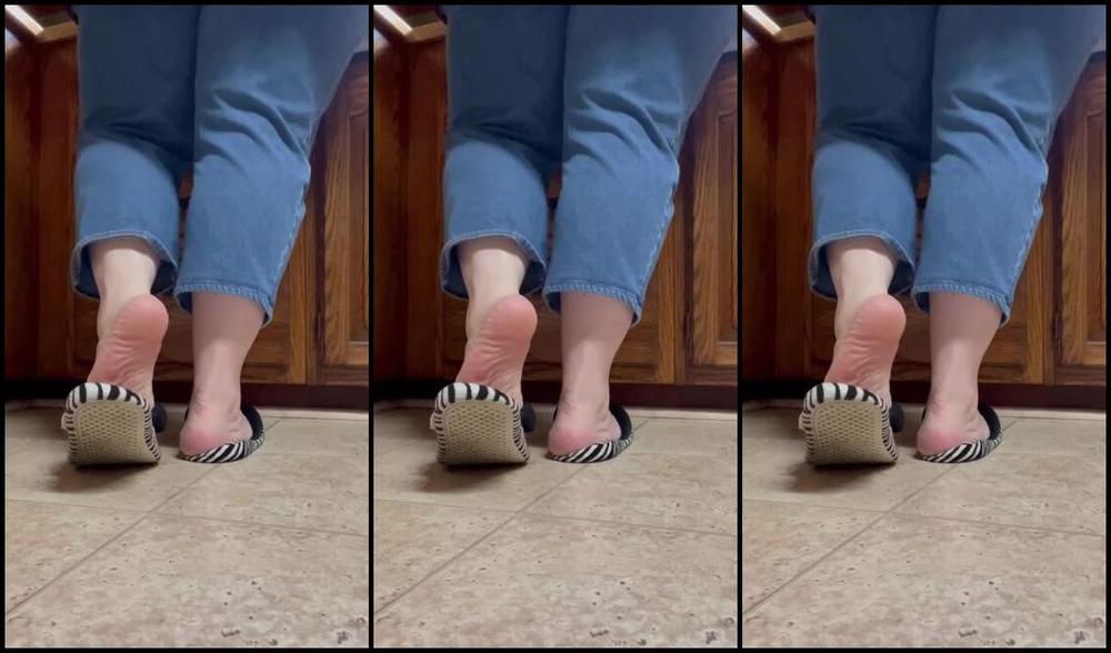 Fattyfeet420 Nicknamed Fattyfeet420 10 22 2023 Onlyfans Video Making A Sandwich While Im In My Zebra Slippers