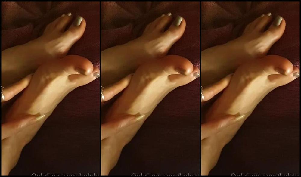 Lady Left Nicknamed Ladyleft 04 23 2021 Onlyfans Video A Gentle Night Time Foot Massage Throw Back Square Bare Fingernails Silver Toenails