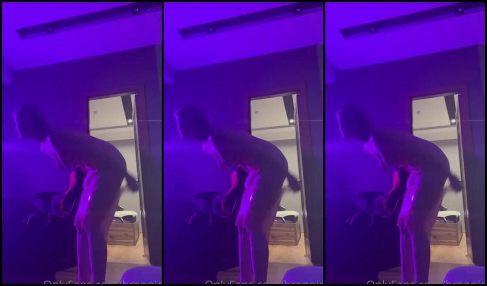 Anna Bronnica Nicknamed Bronnica 04 21 2022 Onlyfans Video I Take Off My Clothes And Put On A Latex Skirt