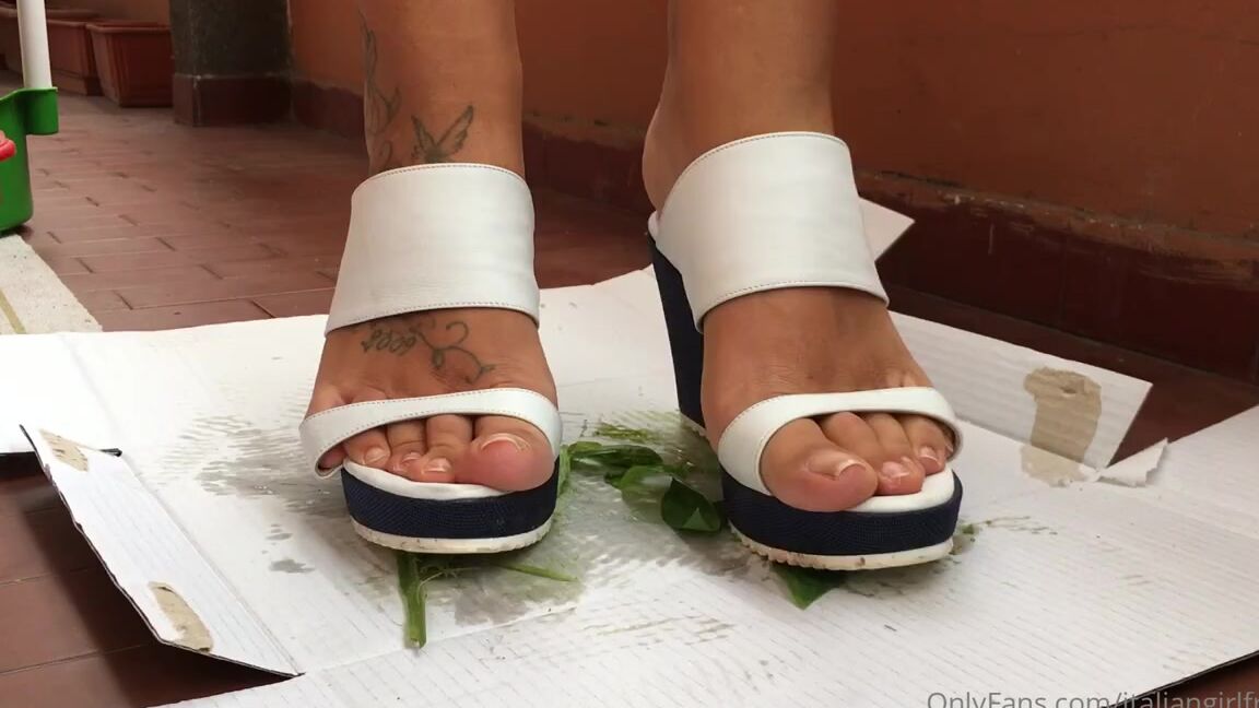 Italian Girlfriend Nicknamed Italiangirlfriend 06 27 2022 Onlyfans Video Poor Flowers Against My Wedges