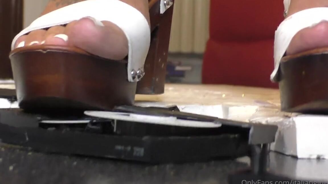 Italian Girlfriend Nicknamed Italiangirlfriend 07 19 2022 Onlyfans Video Cd Case And Vhs Smashing In Wooden Platform Shoes 3Y5Q