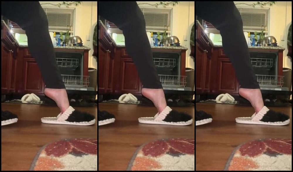 Georgia Peach Nicknamed Stoner Peach 01 02 2024 Onlyfans Video Just Showing Soles While Cleaning My Kitchen