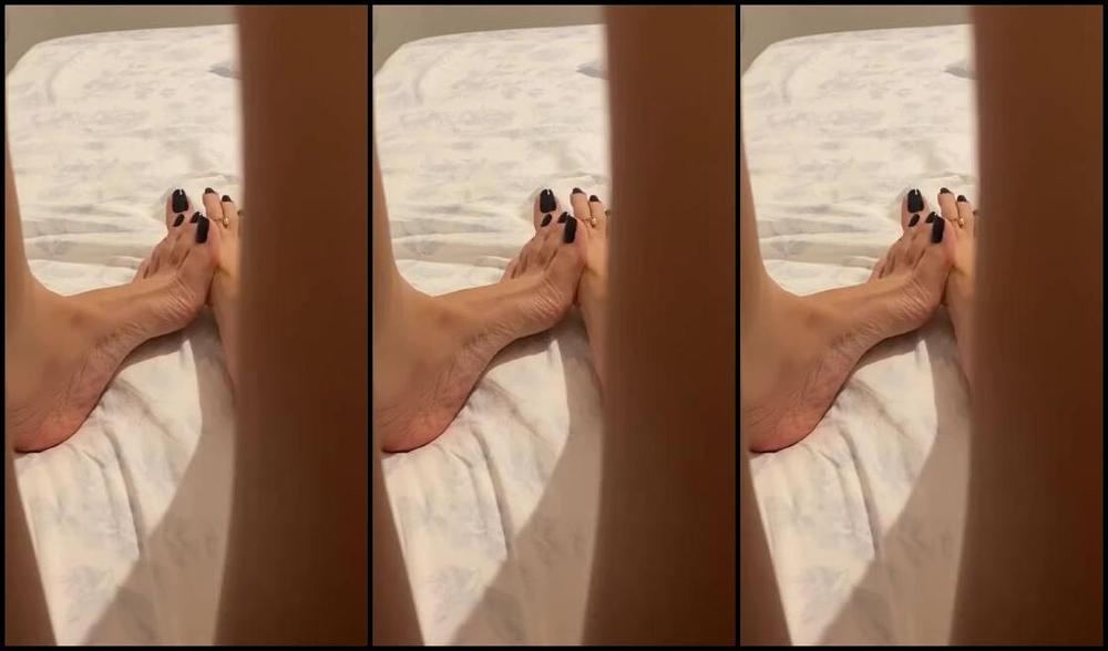 Srta Dess Nicknamed Srtadess 04 14 2025 Onlyfans Video Um Video Mostrando Os Dedos Bem De Pertinho