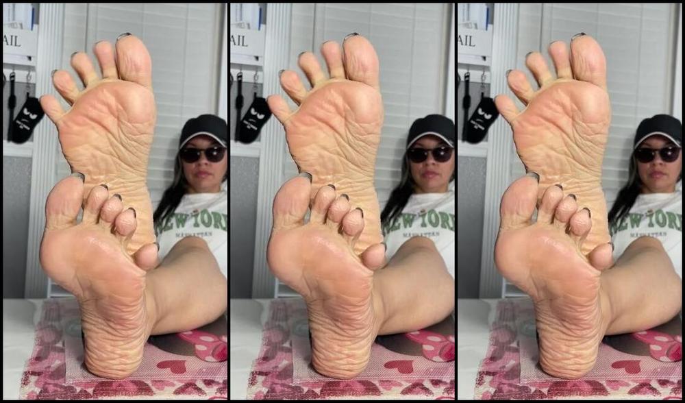 Deedee Nicknamed Deedeericanfeet 03 10 2025 Onlyfans Video Gm As Requested My Soft Wrinkled Soles On My Table Tease For All My