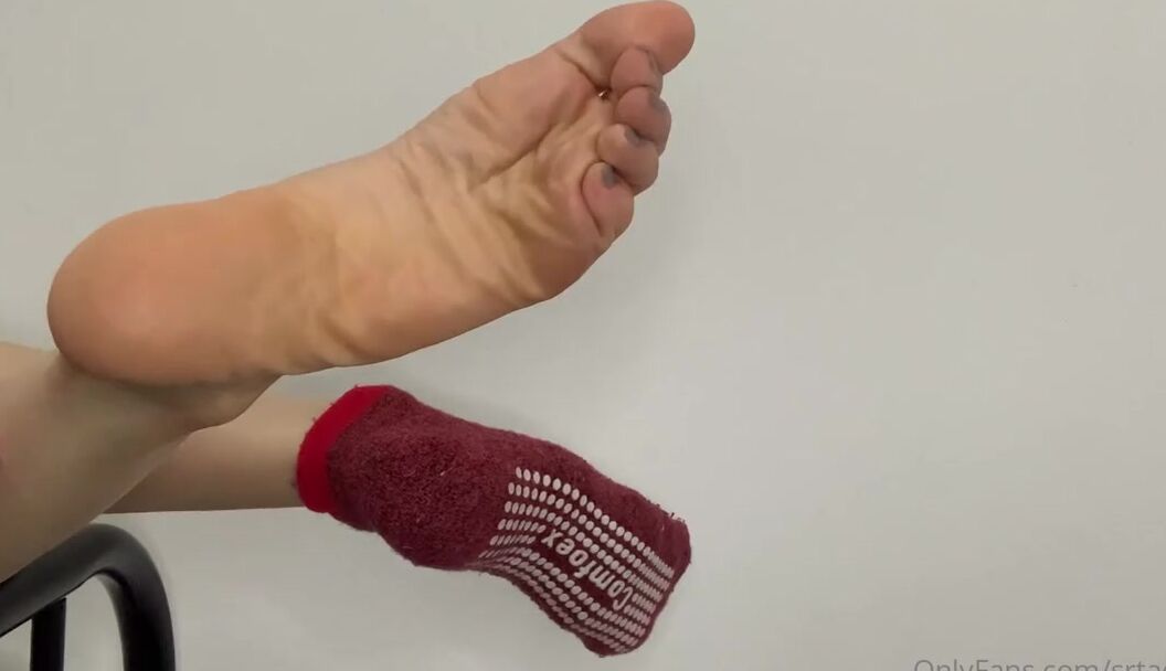 Srta Dess Nicknamed Srtadess 02 08 2022 Onlyfans Video Consegue Tirar Minha Meia Com A Boca Can You Take My Sock Off With Your