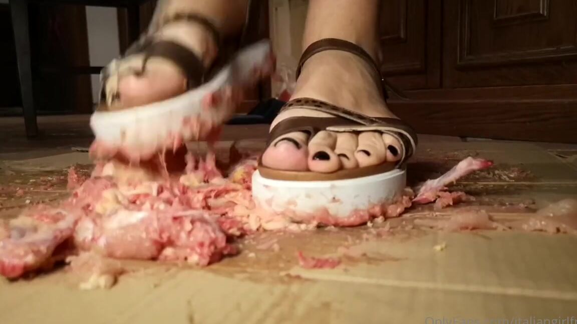 Italian Girlfriend Nicknamed Italiangirlfriend 07 22 2022 Onlyfans Video I Hope Onlyfans Allow This Food Crush Grocery Store Meat Crush