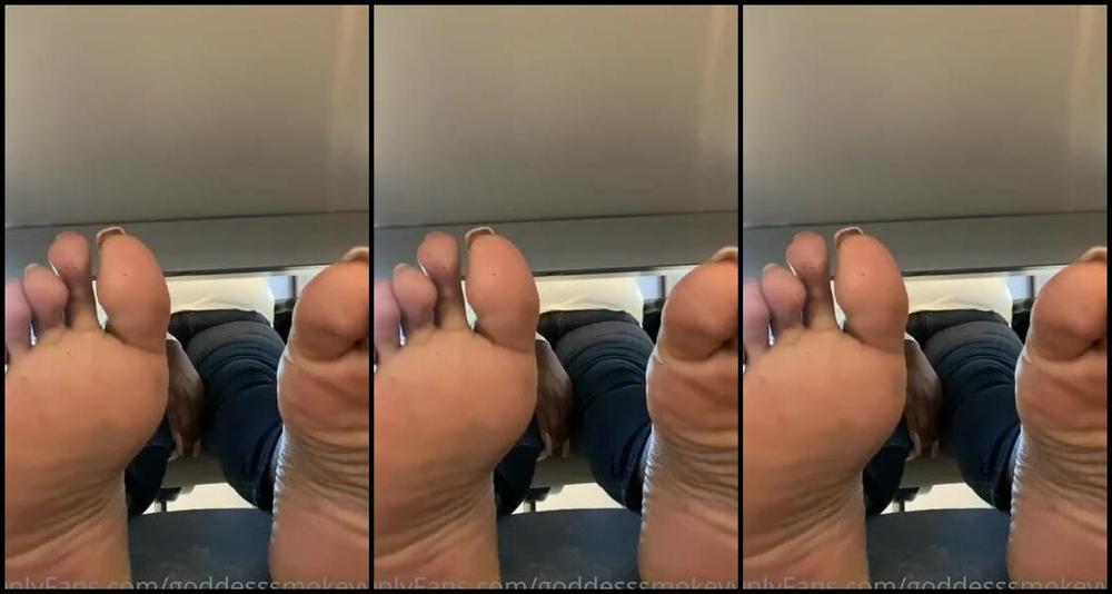Goddess Smokey Nicknamed Goddesssmokeyyy Onlyfans I Love Not Paying Attention You Just Watching My Feet