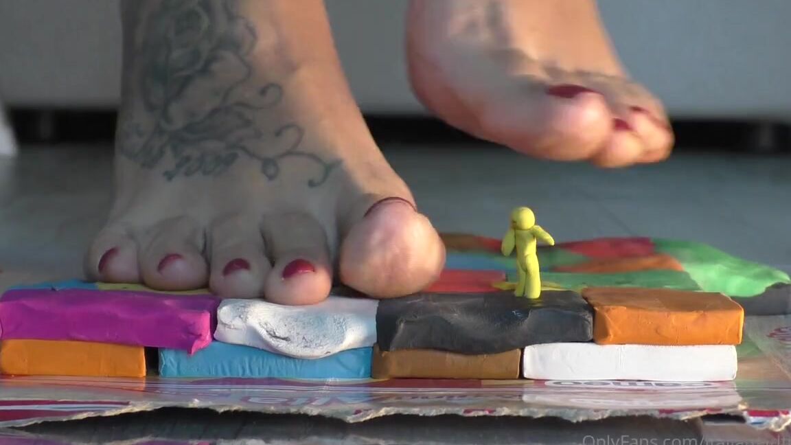 Italian Girlfriend Nicknamed Italiangirlfriend 07 20 2022 Onlyfans Video Barefoot Over Some Wax Base Play Clay