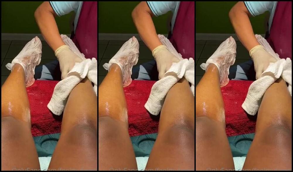 Goddess Smokey Nicknamed Goddesssmokeyyy Onlyfans Paraffin To Make Feet Extra Soft 2