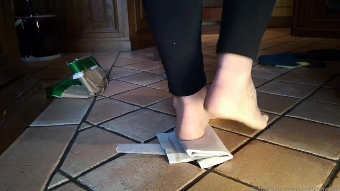 Italian Girlfriend Nicknamed Italiangirlfriend 07 13 2022 Onlyfans Video Boxes Crush Barefeet