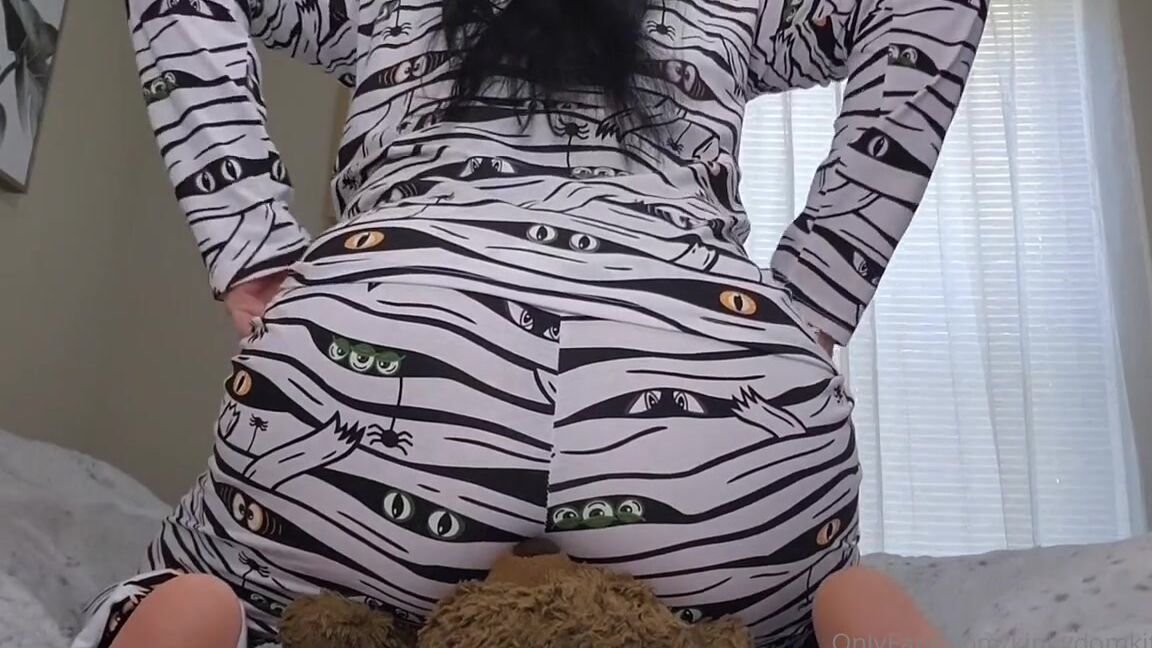 Giantessjulia Nicknamed Kinkydomkitty91 10 25 2024 Onlyfans Video Getting Out All My Farts On Teddy Before My Friends Come Over For A Pj Halloween