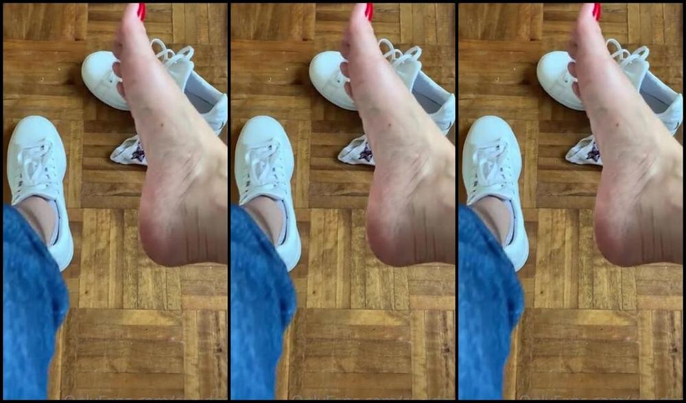 Srta Dess Nicknamed Srtadess 08 21 2021 Onlyfans Video Taking Off My Sneakers