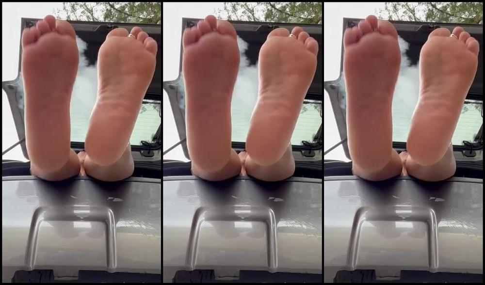 Funsizeniecey Nicknamed Feetbynieceyy 07 30 2023 Onlyfans Video Are You Enjoying The Site From Down There