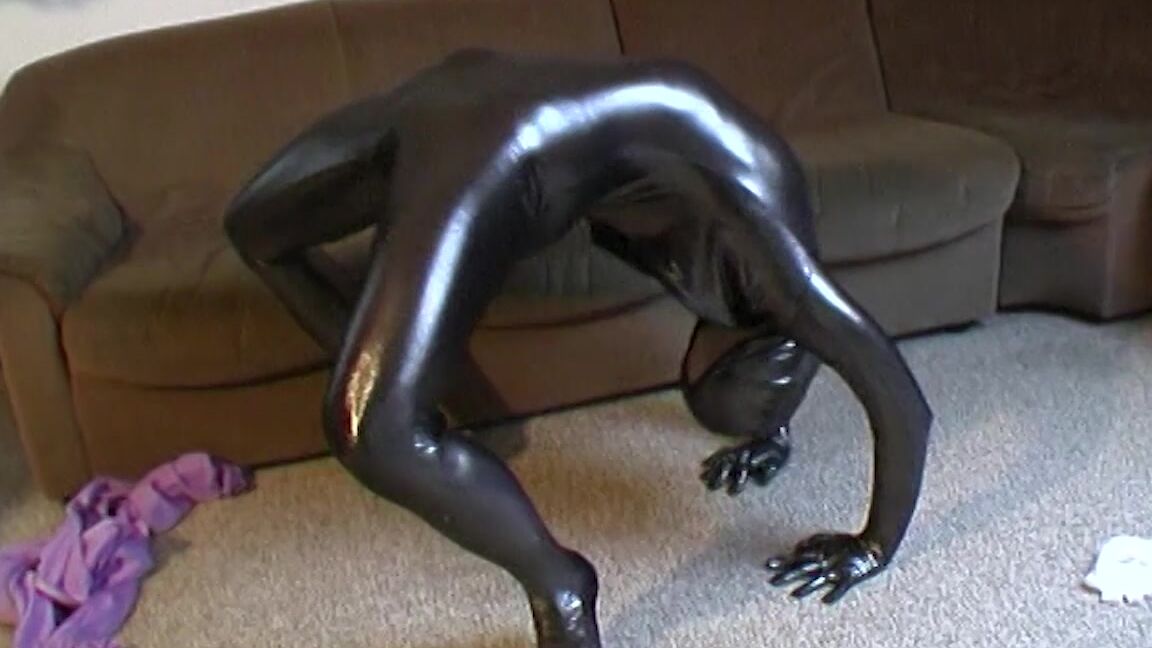 flexi suitcase spandex doll December 14, 2018 Manyvids