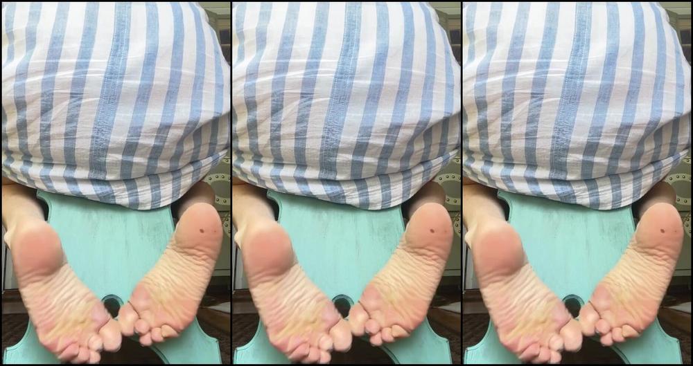 Kittys Pretty Feet Nicknamed Kittys Sweet Feet 07 17 2024 Onlyfans Video Sitting By The Front Door Until The Mail Person Walked Up My Steps