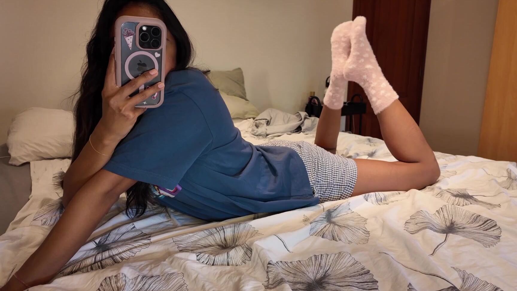 Isabela Stillsinning Nicknamed Stillsinning 08 09 2025 Onlyfans Video Bedtime Is For Fluffy Socks