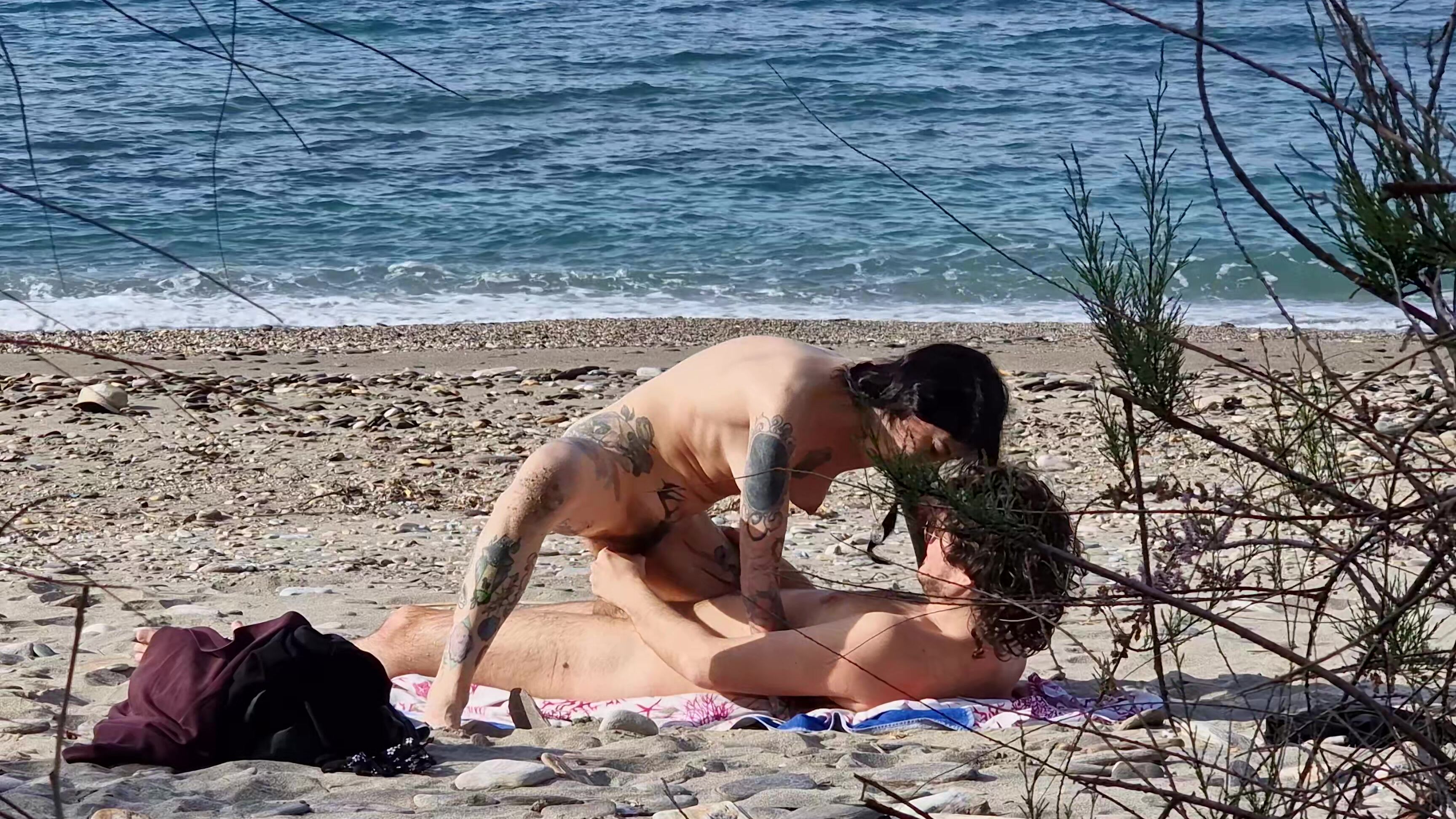 Beach sex between 2 passionate lovers Squirts 7 40 13 25 May 02, 2025 Manyvids