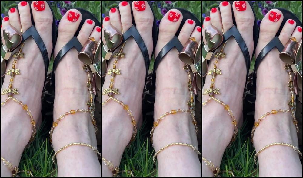 Kittys Pretty Feet Nicknamed Kittys Sweet Feet 04 22 2024 Onlyfans Video Sitting In The Park Flip Flopping Away Wont You Come Out And Play