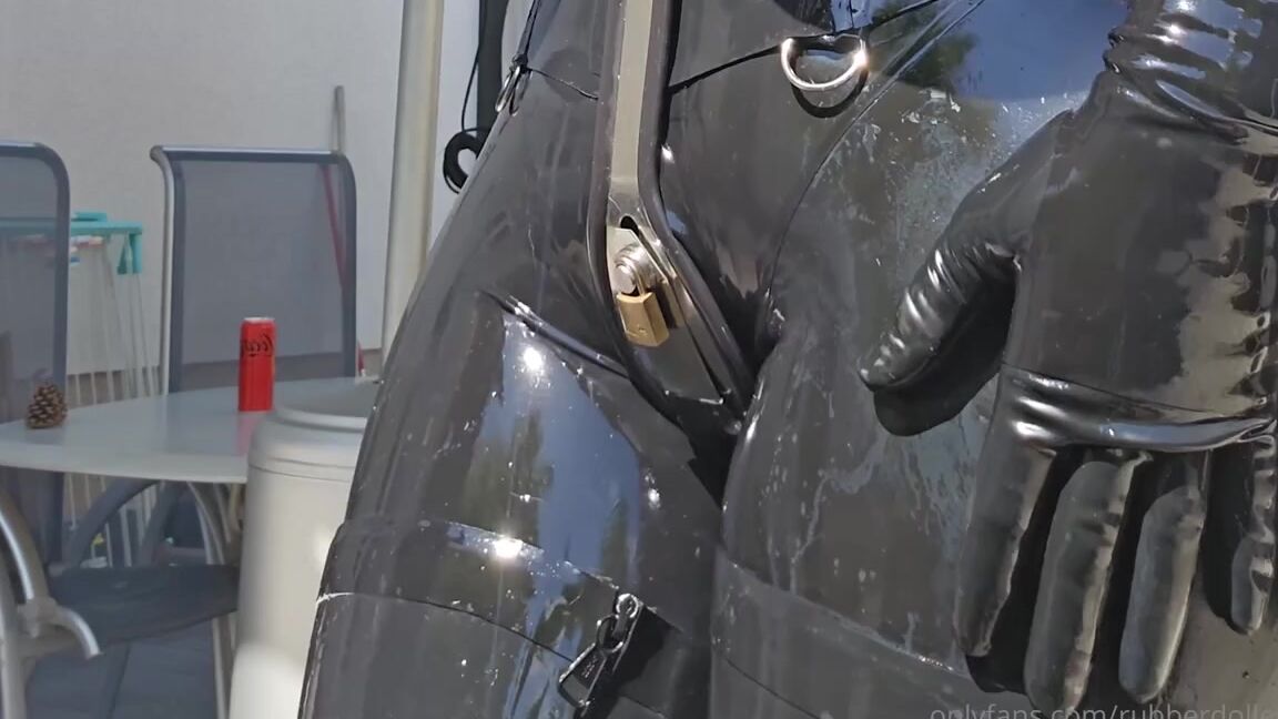 Emma Lee Nicknamed Rubberdollemma 08 23 2025 Onlyfans Video Mein Schritt Ist Unter Schichten Von Latex Und Kaltem Stahl Verschwunden