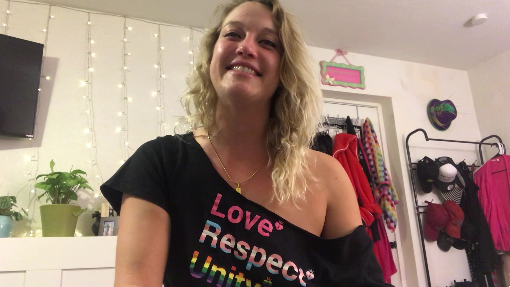 "Paula1817" amateur, blonde, corona virus, covid-19, sfw, solo female Surviving social distancing manyvids