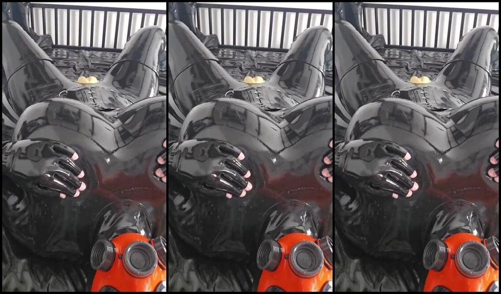 Emma Lee Nicknamed Rubberdollemma 07 04 2025 Onlyfans Video Good Morning My Rubber Lovers I Felt The Cool Smooth Black Envelop Me A Second Skin