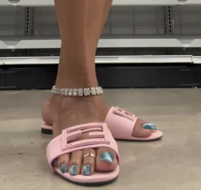 Mytoptiertoes Nicknamed Mytoptiertoes 04 01 2025 Onlyfans Video Public Tease Flat Fendi Addition