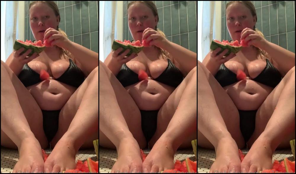 Queen Mary Nicknamed Qu33Nmary 07 31 2023 Onlyfans Video Eating A Watermelon After I Cracked It Open With My Body While Letting The Juices