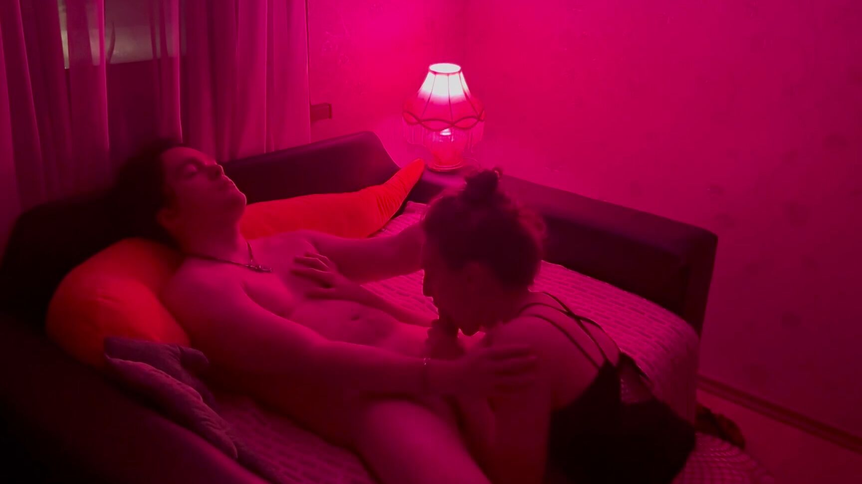 Ayokeyst Шаловливая Возбужденная Девушка Делает Минет