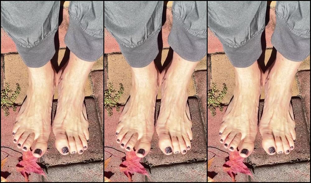 Kittys Pretty Feet Nicknamed Kittys Sweet Feet 10 15 2024 Onlyfans Video Soaking Up The Sun And Admiring My Cute Animal Print Nails