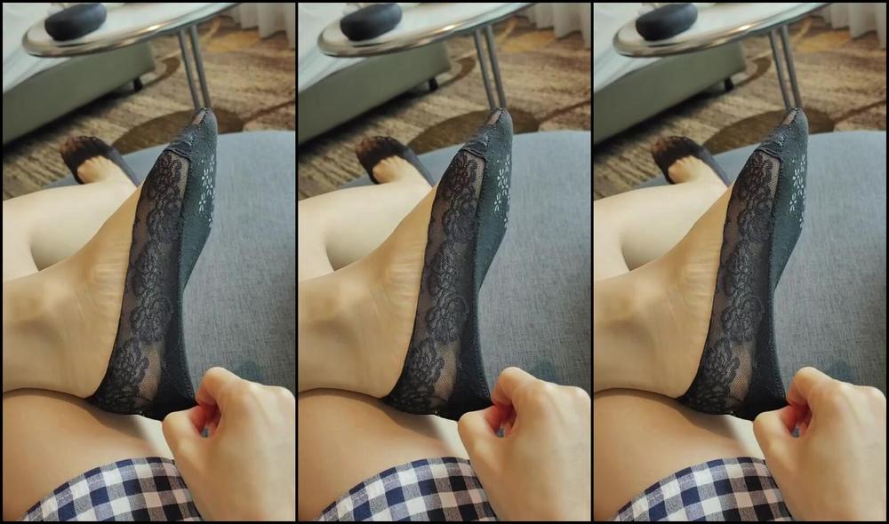 Aiko Worshipaiko Nicknamed Worshipaiko 09 15 2024 Onlyfans Video Resting My Feet In Pullman Hotel Offer Yourself As My Footstool And Massage My Feet