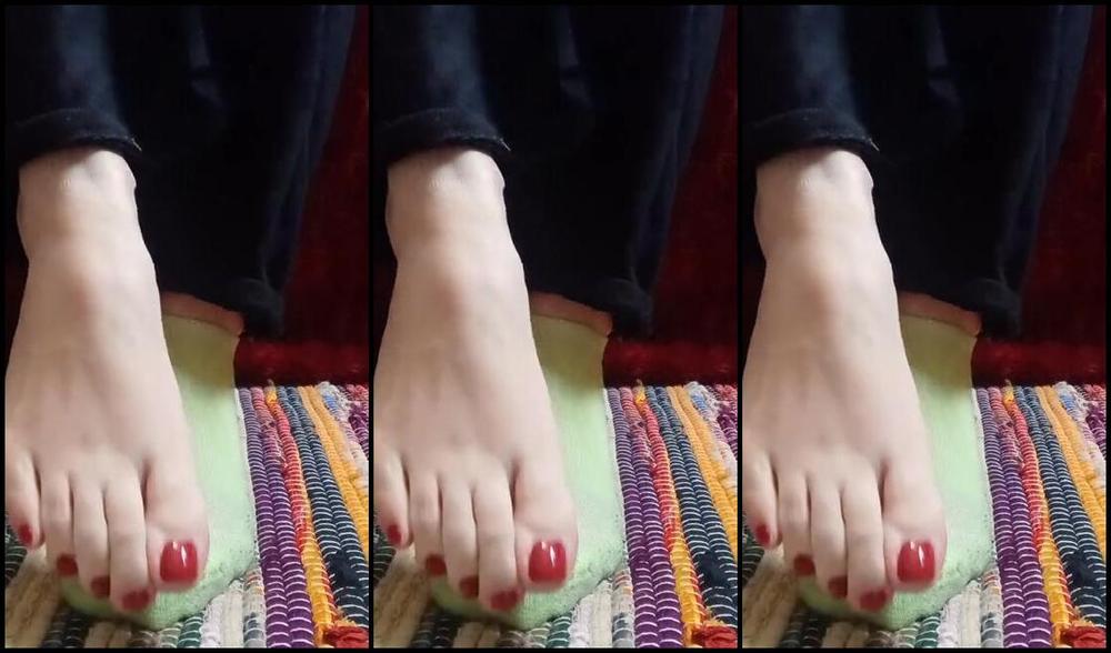 Kara Deviline Vip Nicknamed Karadevilinevip 04 06 2023 Onlyfans Video Taking Off My Dirty Socks From Cleaning All Day