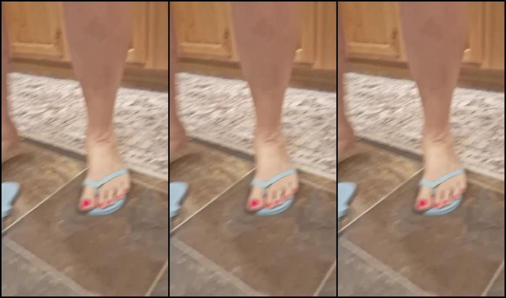 Sexysassquatch34 Nicknamed Goddessnat34 04 01 2025 Onlyfans Video Really Show Casing My Feet Size And Length I Put On Size 6 Women S Flip