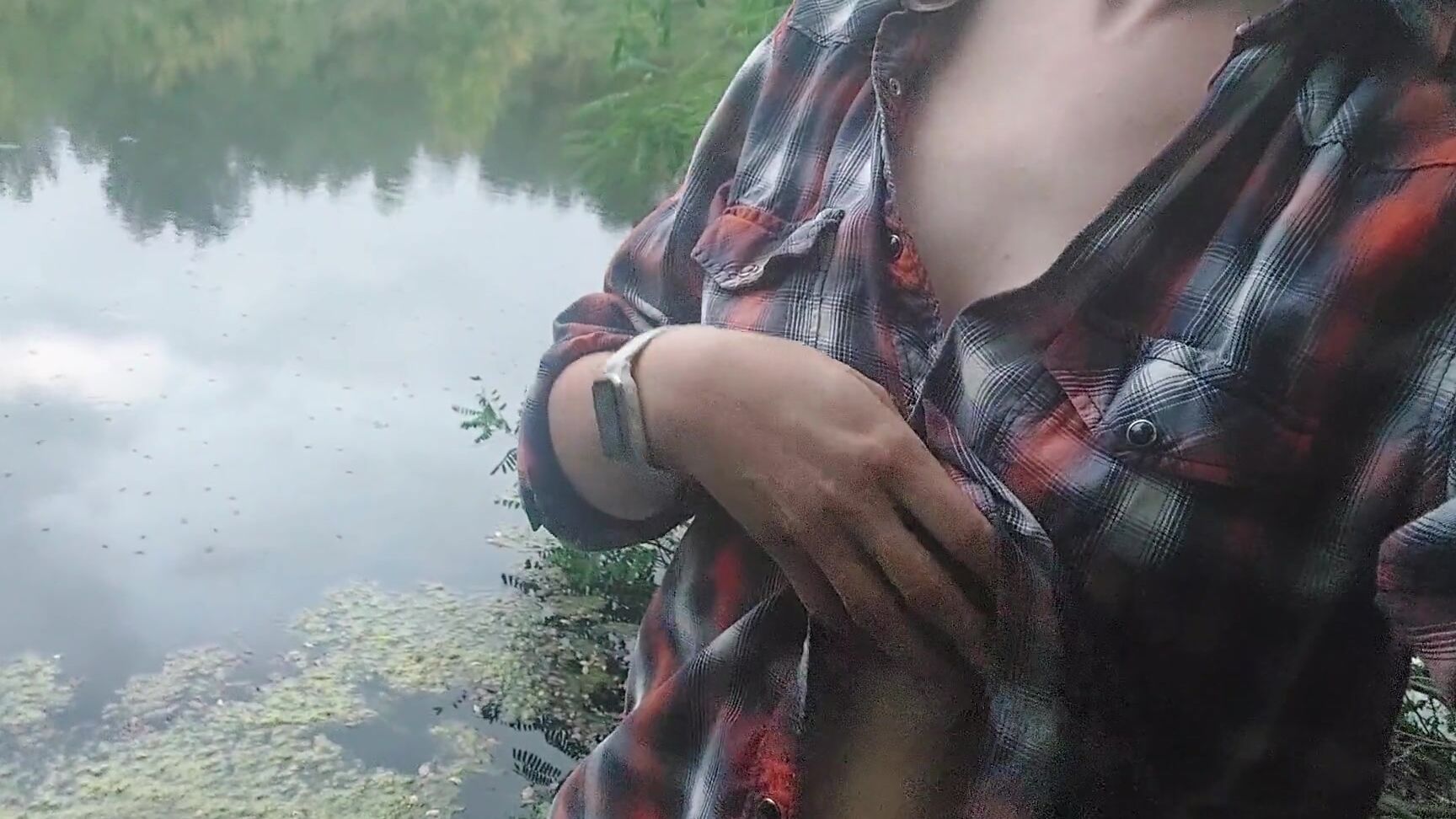 Девушка Мастурбирует У Озера