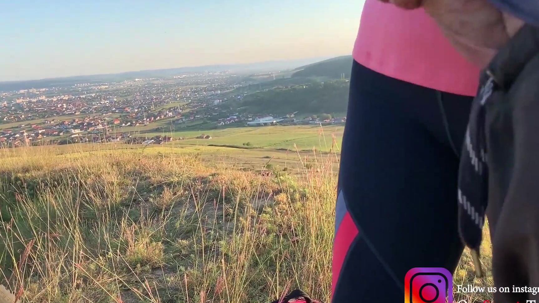 Она Дрочит Его На Общественной Пешеходной Тропе Возле Многих Домов Рискованная Публичная Мастурбация Pornhub Com