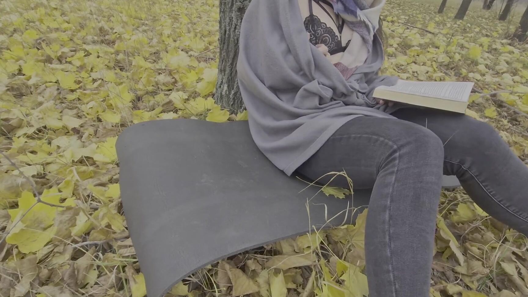 Девушка Слушает Жаркие Истории И Ласкает Себя В Осеннем Парке