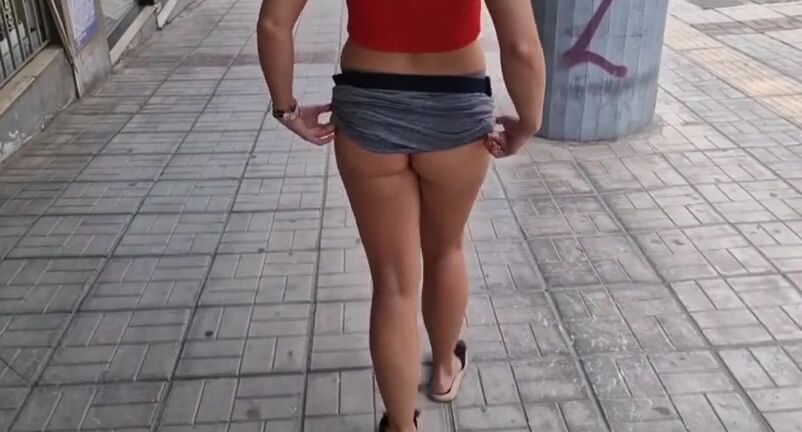 Молодая Женщина Светит Попкой И Сиськами Во Время Прогулки По Городу